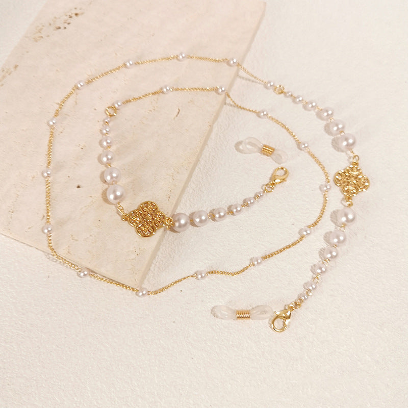 Sparkling glasses holder chain with pearls and floral pendants 
Maetiva