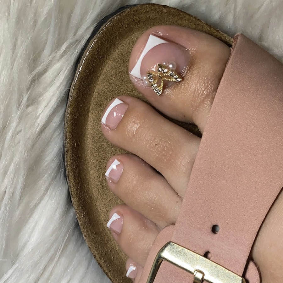 Luxurious foot sandals with delicate accents 
Maetiva