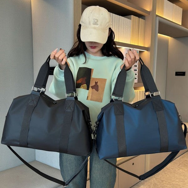 Athletic travel bag made of weather-resistant material with adjustable carrying handles 
Maetiva