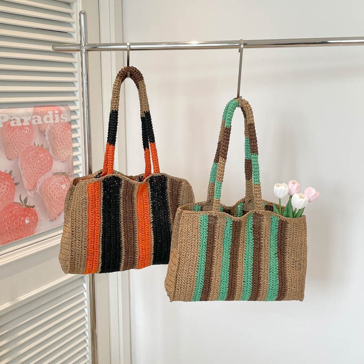 Handwoven shopping bag with modern stripes 
Maetiva