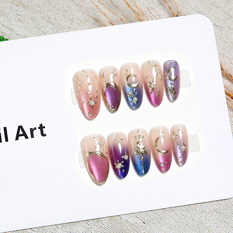 Glamorous artificial nails with star and moon motifs 
Maetiva