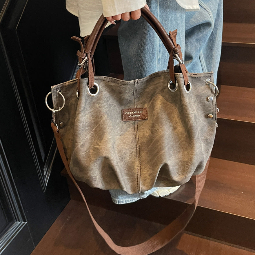 Everyday handbag with innovative carrying system 
Maetiva
