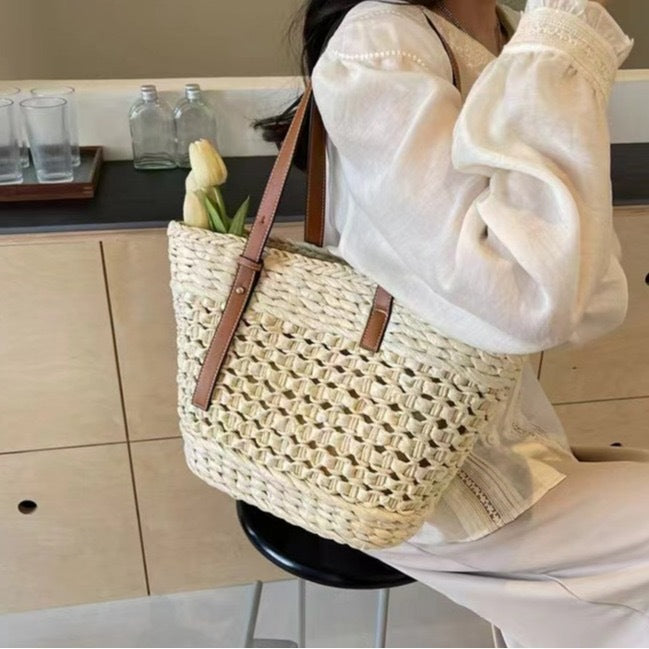 Handbag with Elegant Woven Design 
Maetiva