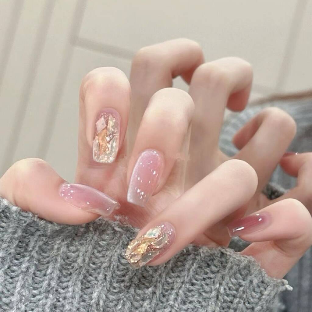 Artistic Floral-Embellished Press-On Nail Art 
Maetiva