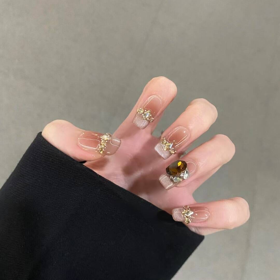Artistic Floral-Embellished Press-On Nail Art 
Maetiva
