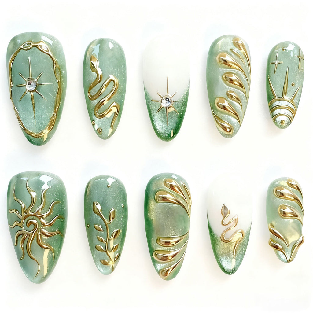 Artificial nails with elegant gold design 
Maetiva