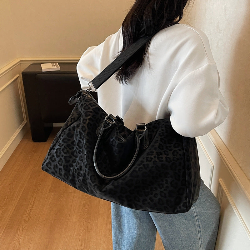 Fashionable travel bag with comfortable carrying handles 
Maetiva