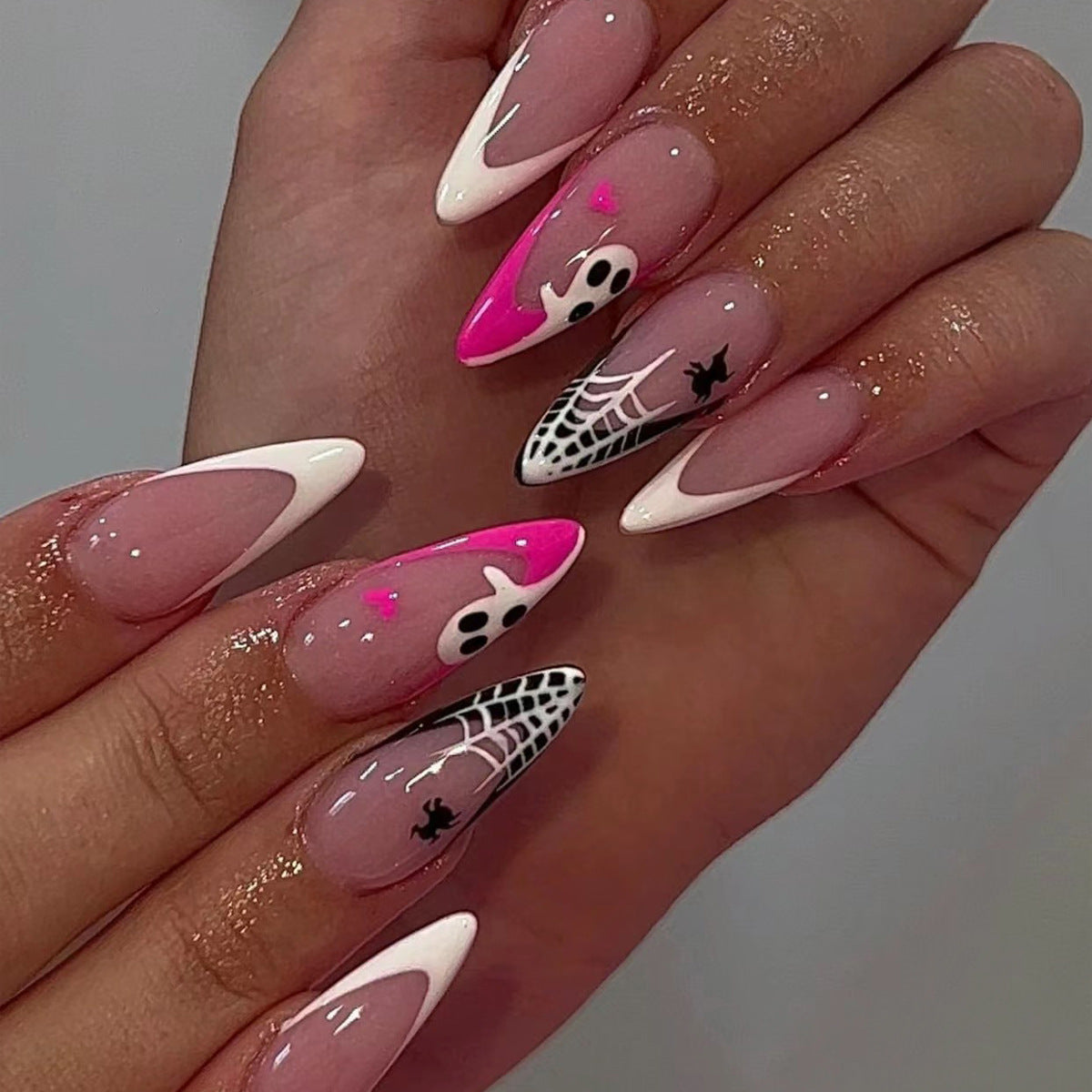 Creatively designed Halloween artificial nails 
Maetiva