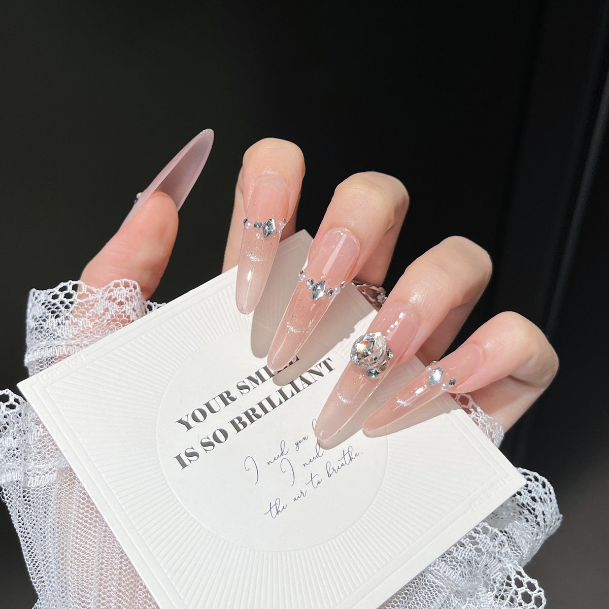 Elegant Decorative Press-On Nails 
Maetiva