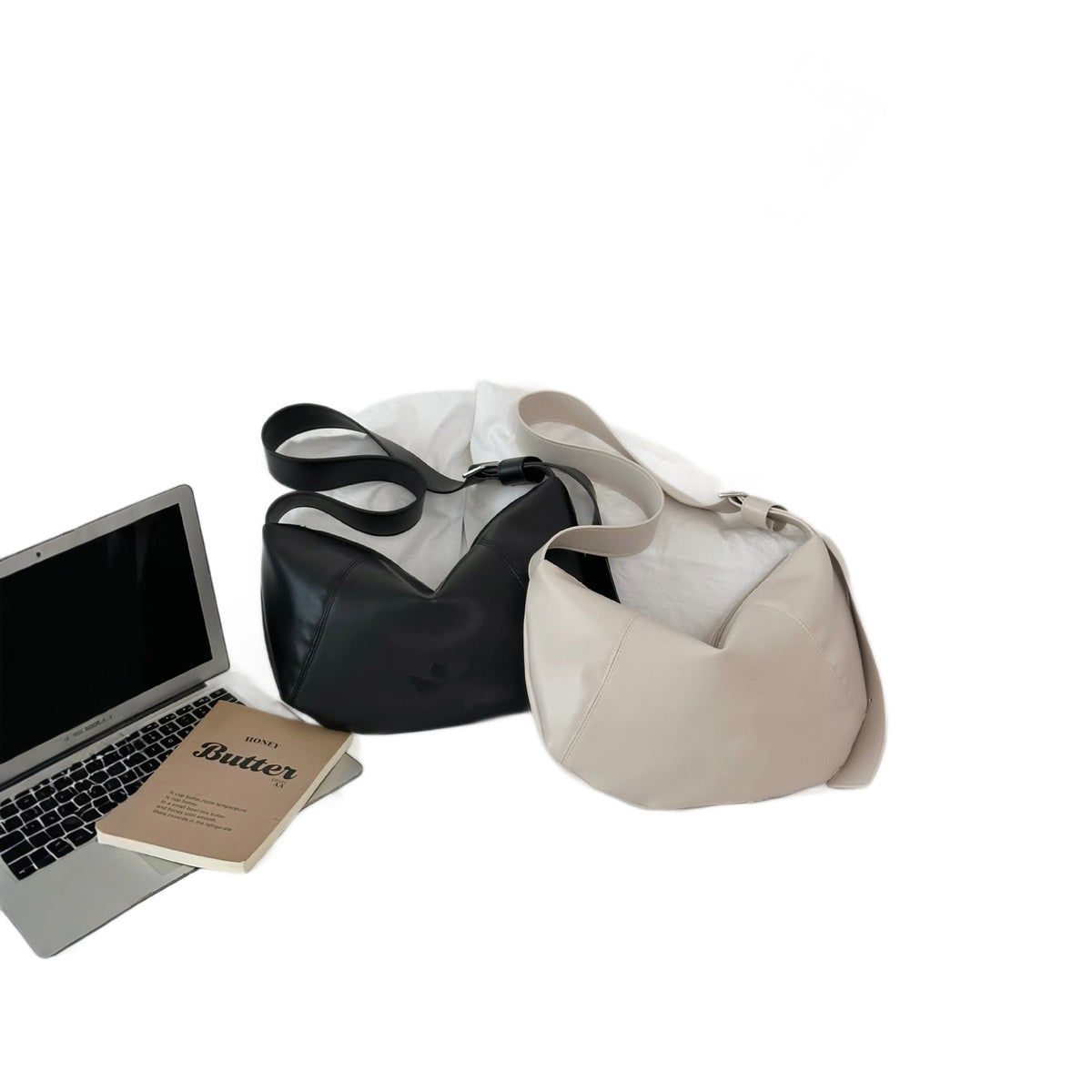 Elegant shoulder bag with multifunctional compartments 
Maetiva