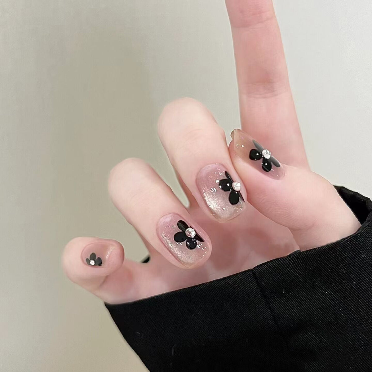 Artistic Floral-Embellished Press-On Nail Art 
Maetiva