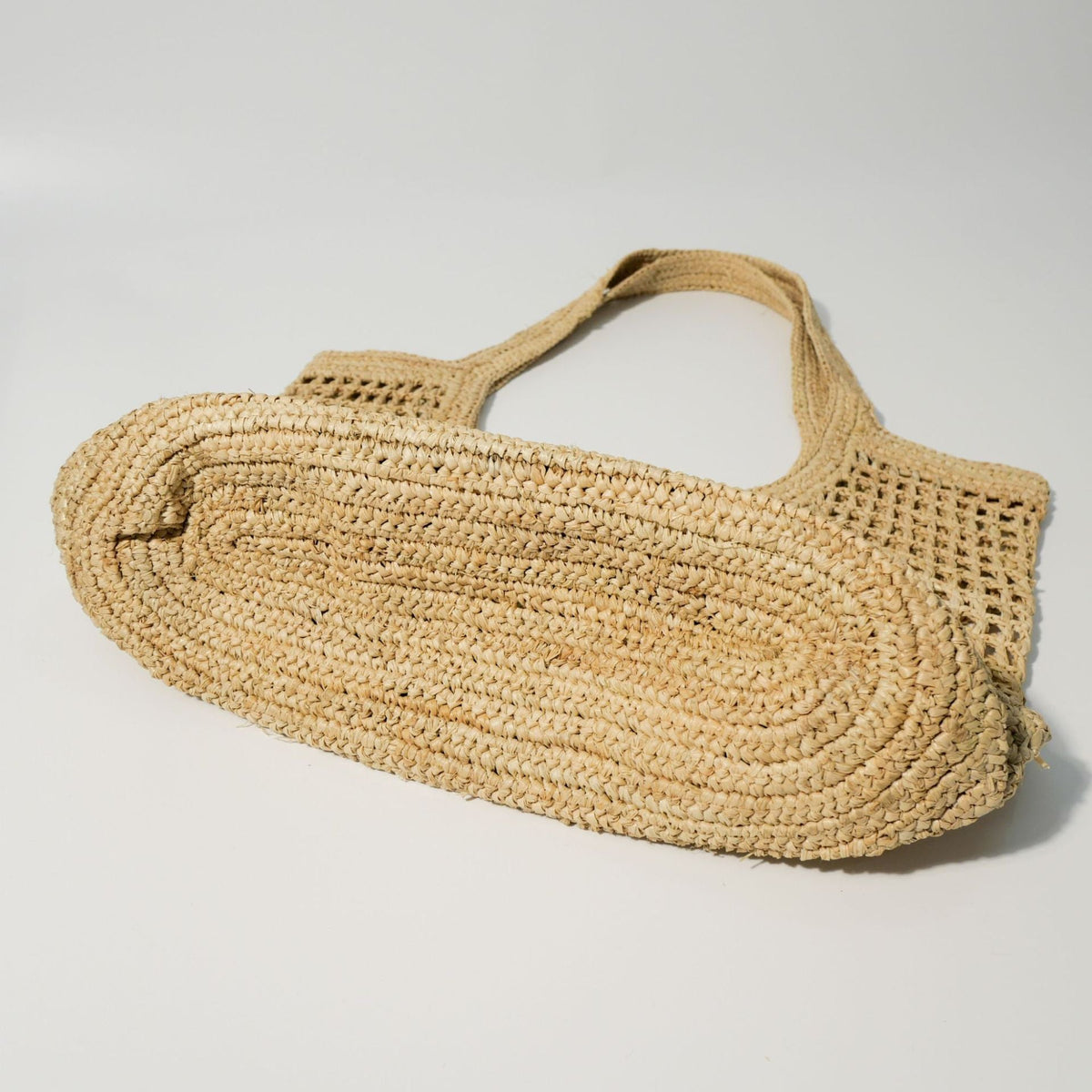 Spacious basket bag with fine mesh structure 
Maetiva