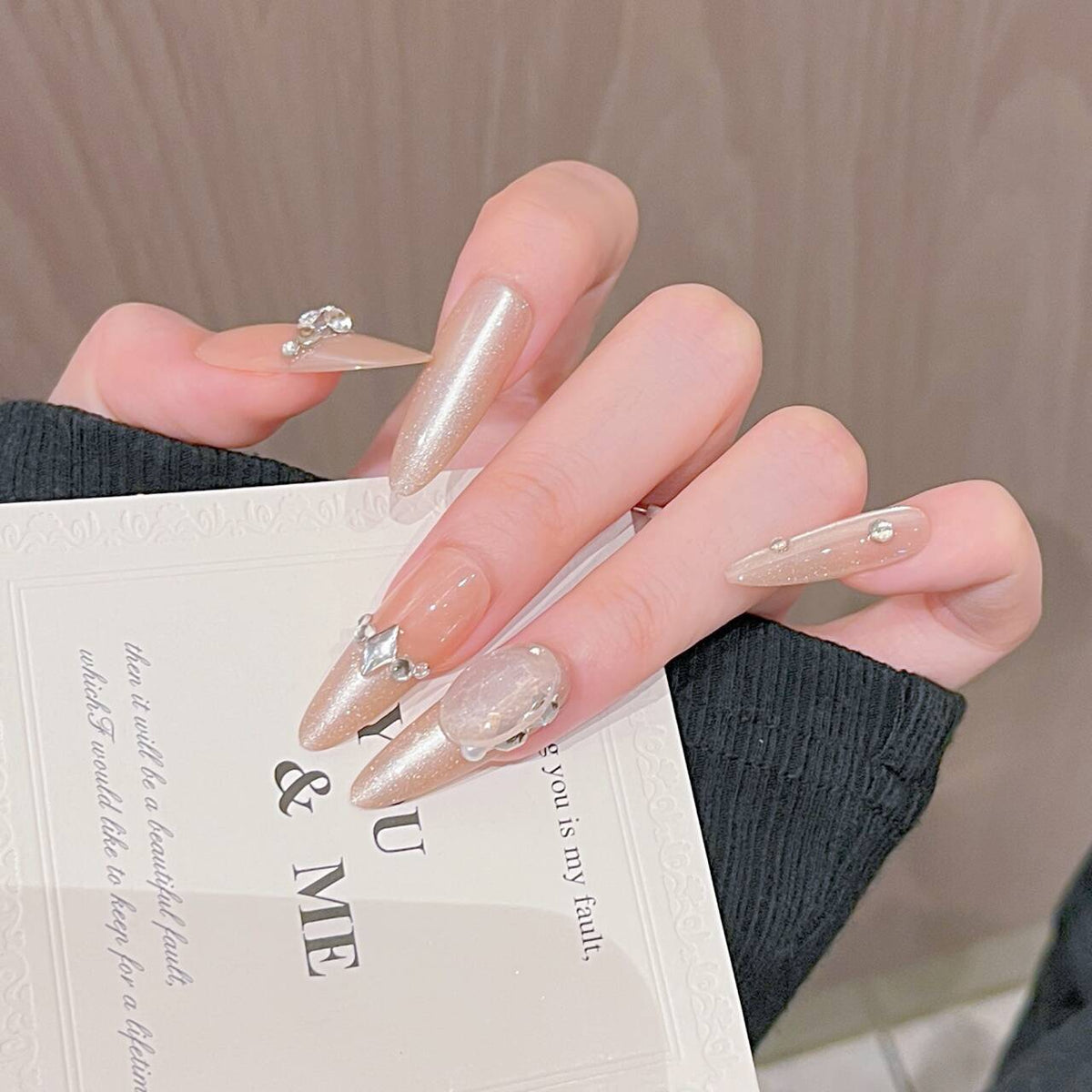 Artistic Floral-Embellished Press-On Nail Art 
Maetiva