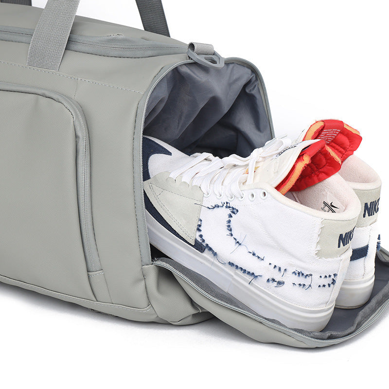 Spacious sports duffel bag with practical compartments 
Maetiva