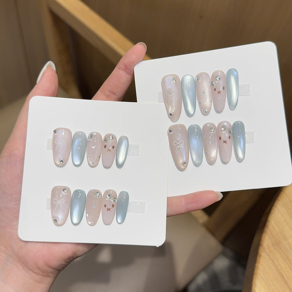 Artificial nails with playful details 
Maetiva
