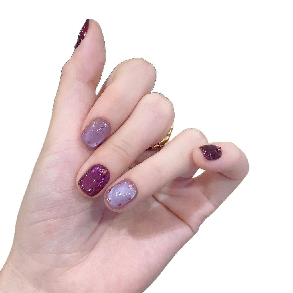 Artificial nails with unique glitter accents 
Maetiva
