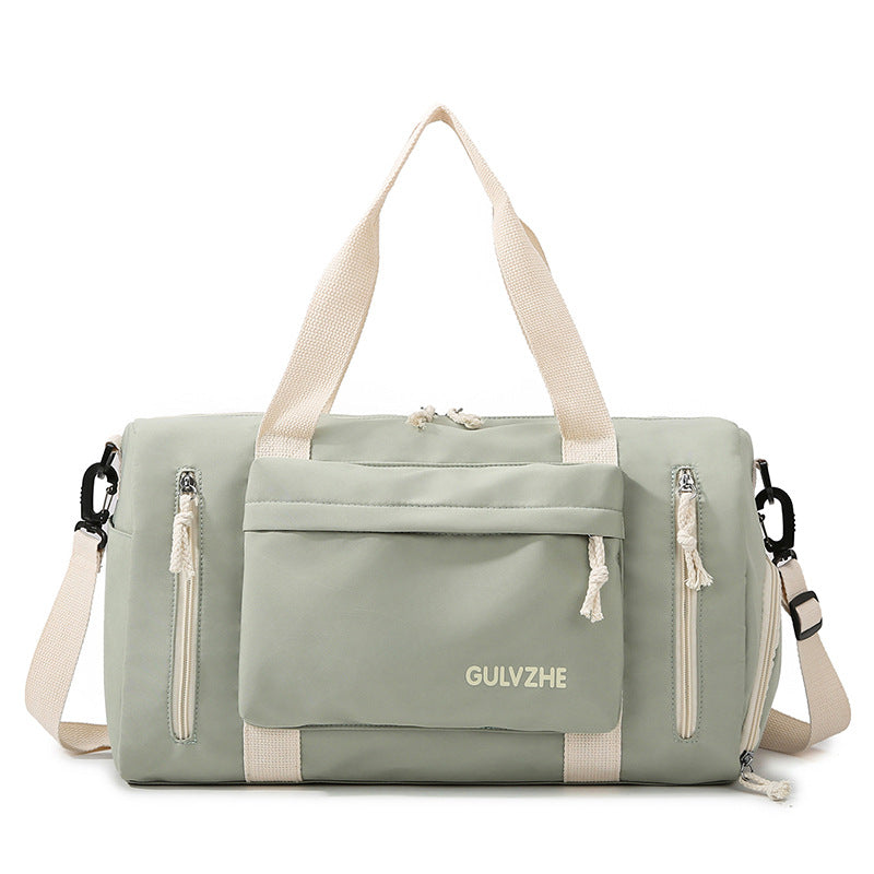 Sporty travel bag with versatile organizational options 
Maetiva