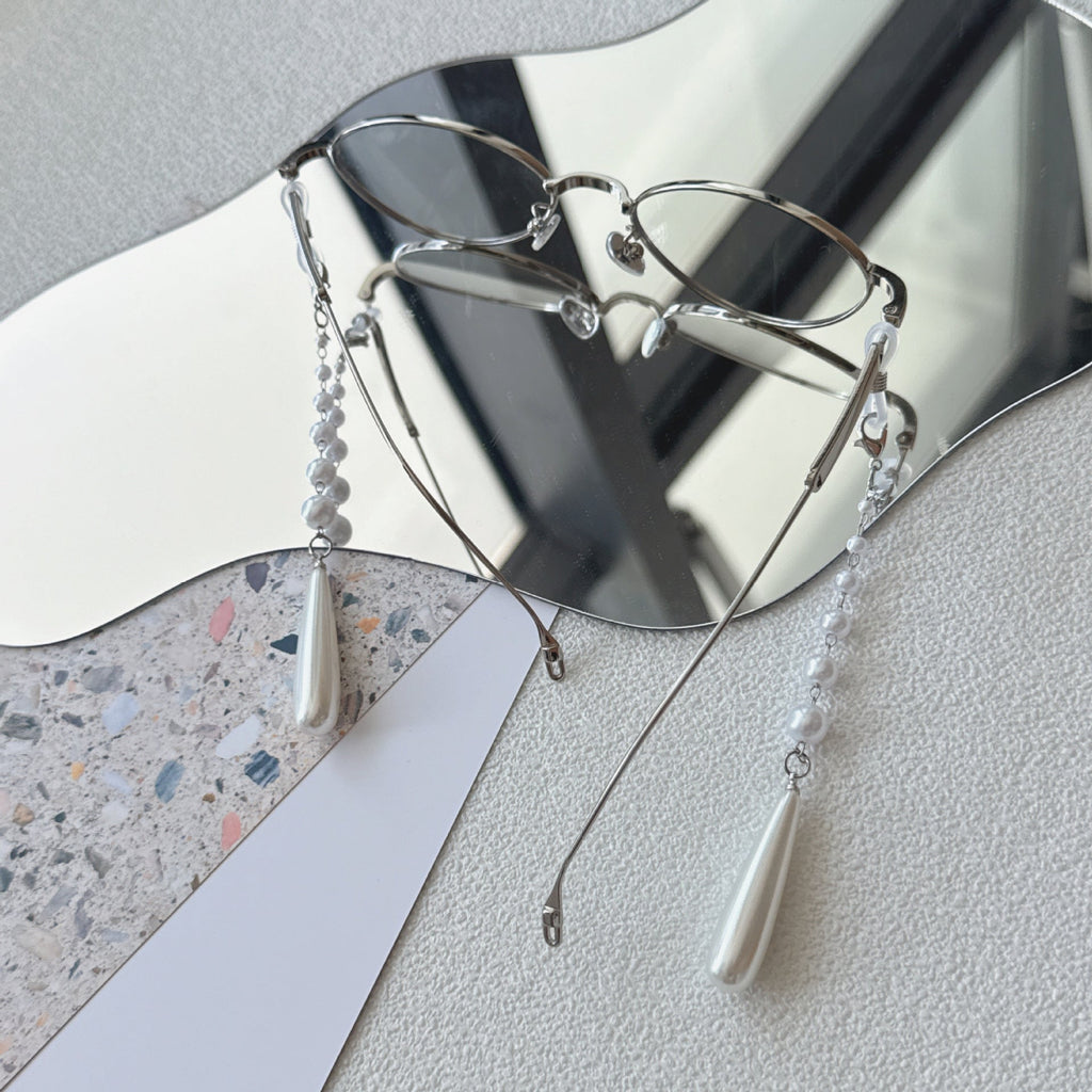 Elegant Pearl-Accented Eyewear Chain 
Maetiva