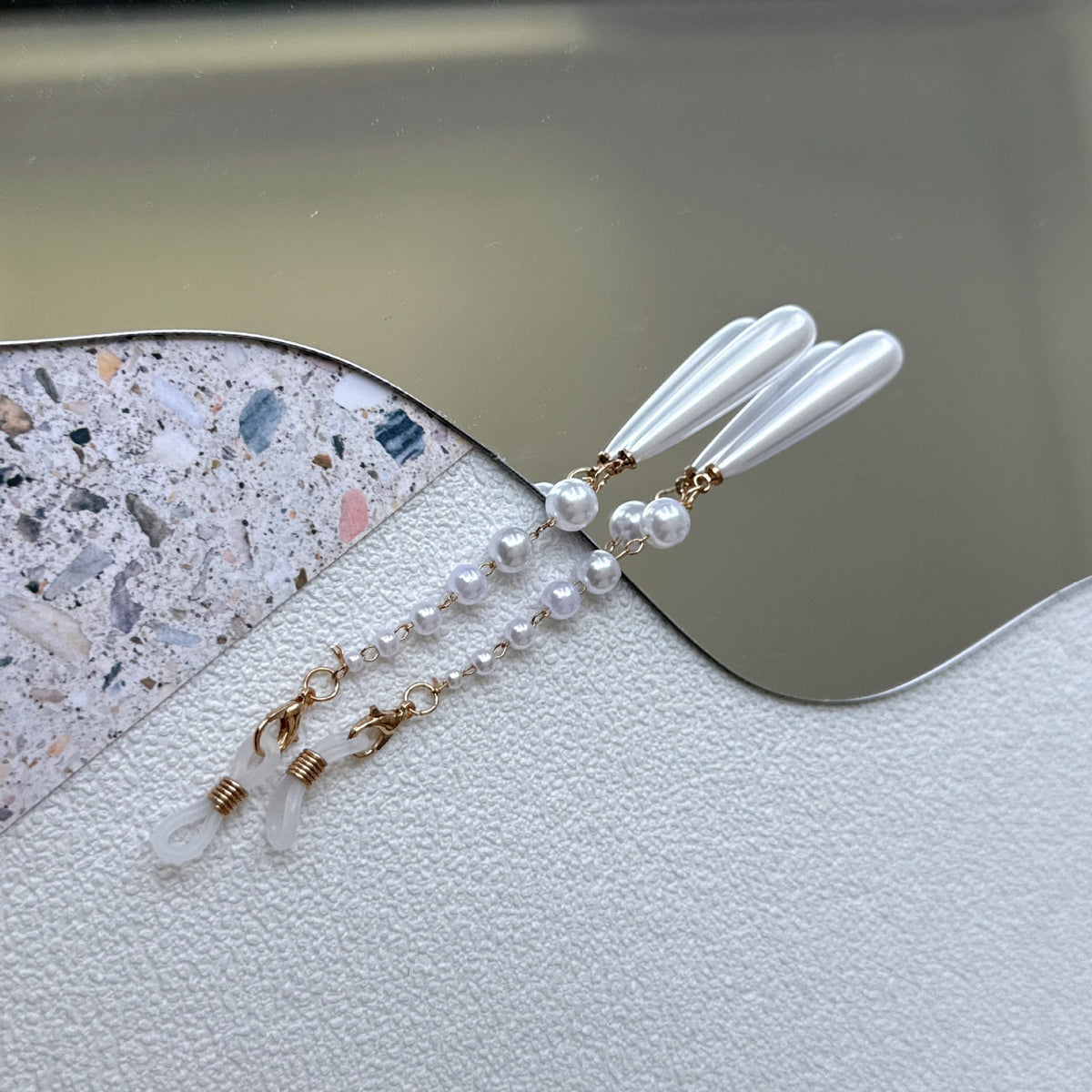 Elegant Pearl-Accented Eyewear Chain 
Maetiva