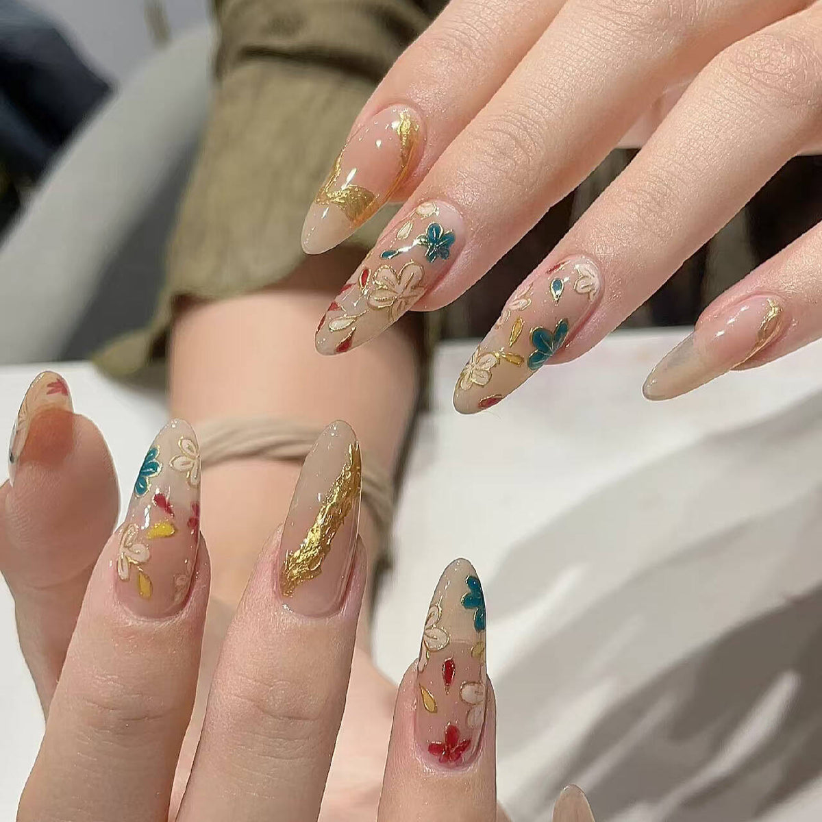 Artistic Floral-Embellished Press-On Nail Art 
Maetiva