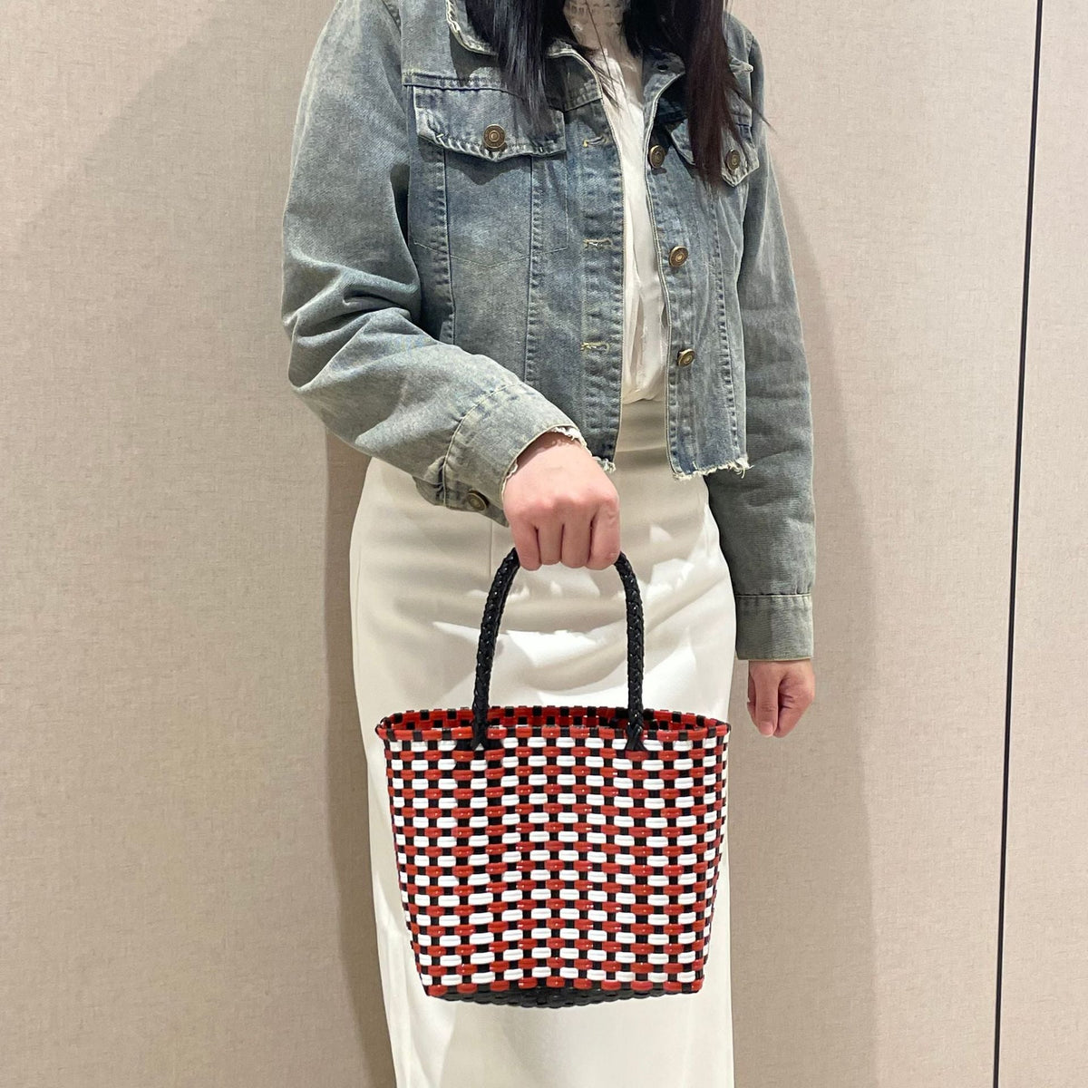 Handwoven basket bag with colorful design 
Maetiva