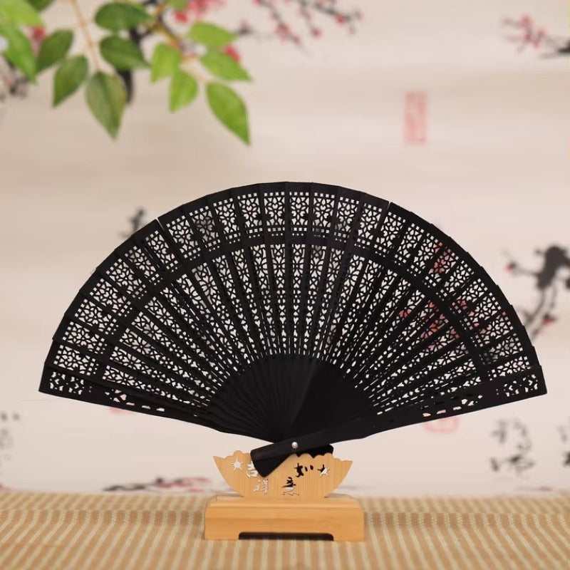 Ladies filigree fan made of high-quality material 
Maetiva