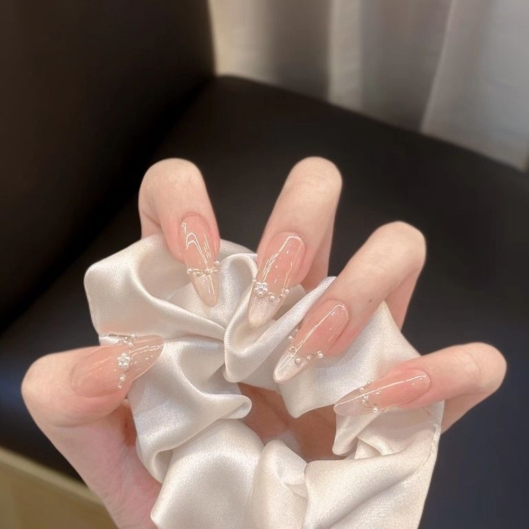 Artistic Floral-Embellished Press-On Nail Art 
Maetiva