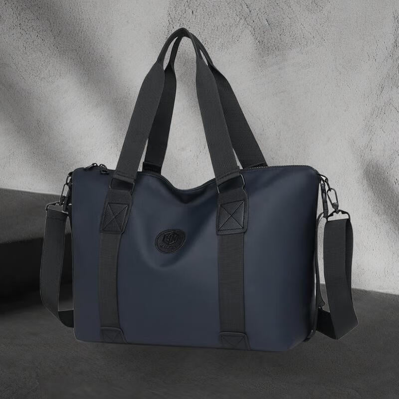 Tote bag with versatile design and spacious storage 
Maetiva