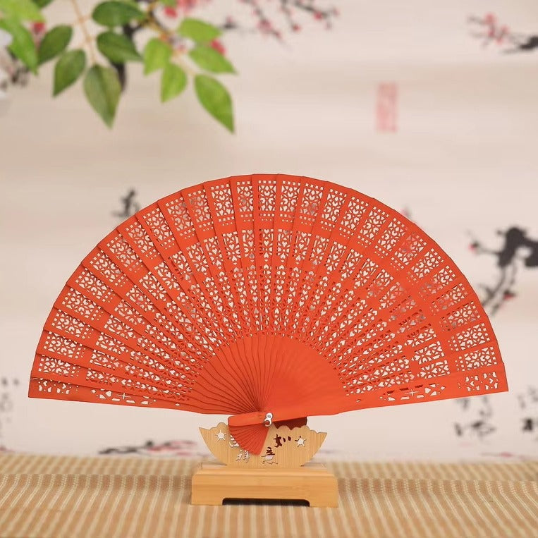 Ladies filigree fan made of high-quality material 
Maetiva
