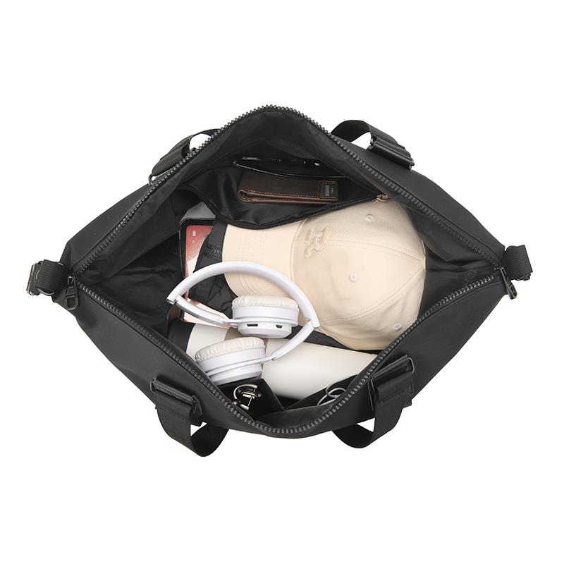 Tote bag with versatile design and spacious storage 
Maetiva