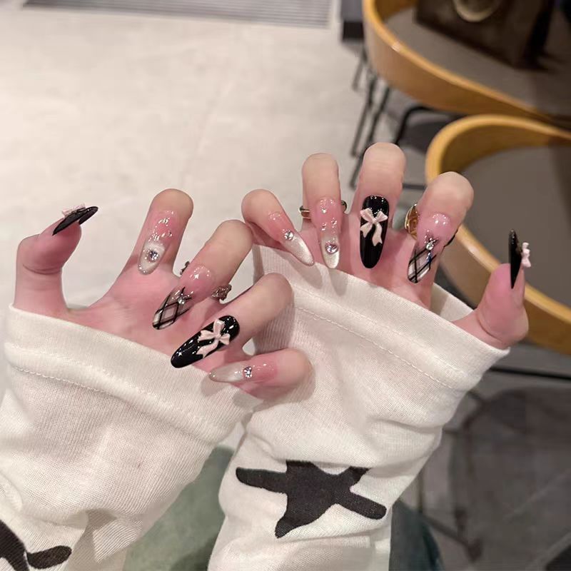 Artistic Press-On Nail Set with Decorative Accents 
Maetiva