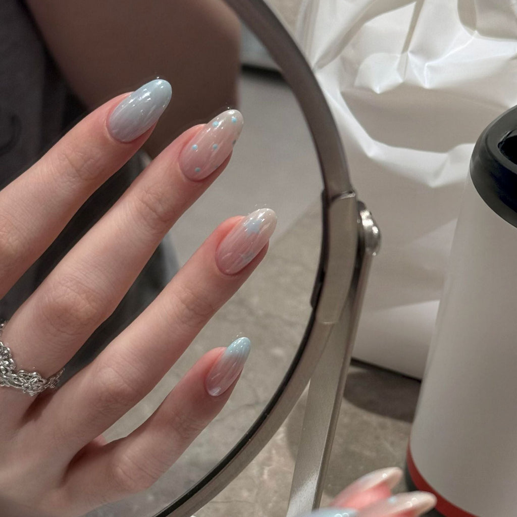 Elegant artificial nails with exceptional gradient color 
Maetiva