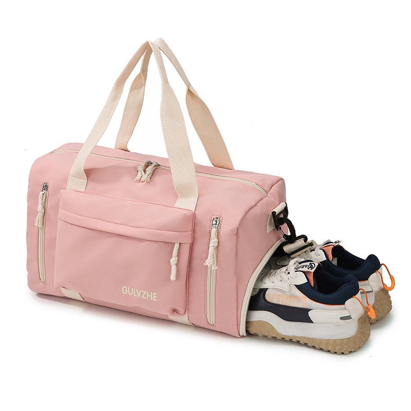 Sporty travel bag with versatile organizational options 
Maetiva