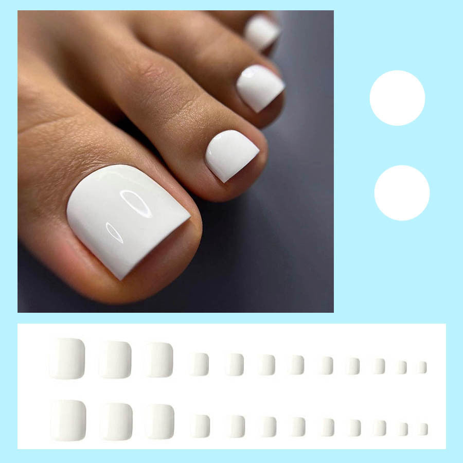 Artificial nail set for toenails with elegant high-gloss finish 
Maetiva