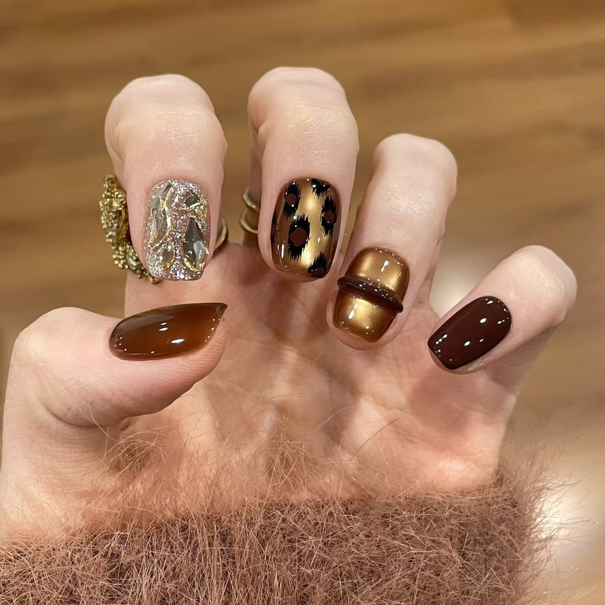 Artistic Floral-Embellished Press-On Nail Art 
Maetiva