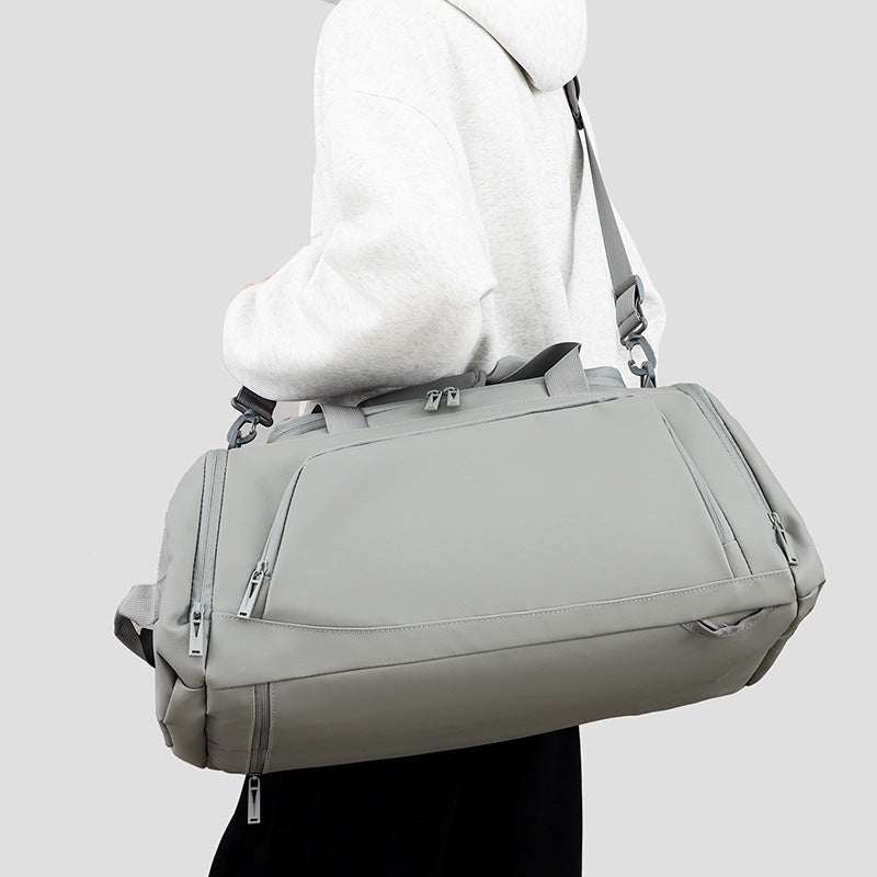 Spacious sports duffel bag with practical compartments 
Maetiva