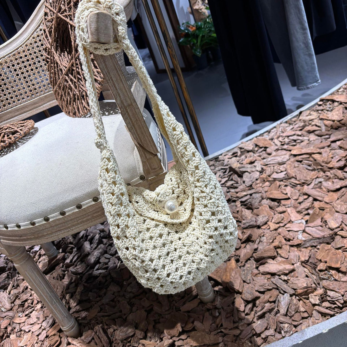 Hand-knotted shoulder bag with bead closure 
Maetiva