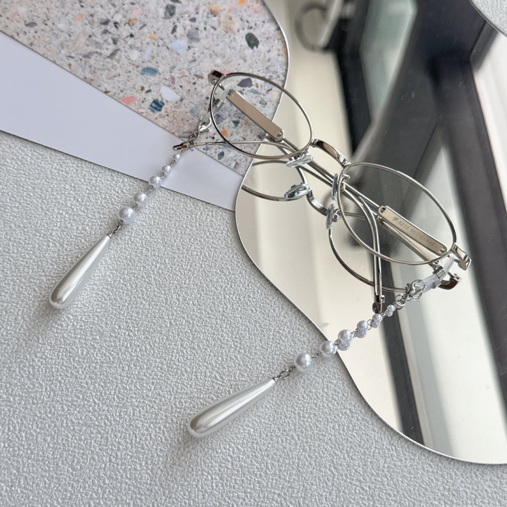 Elegant Pearl-Accented Eyewear Chain 
Maetiva