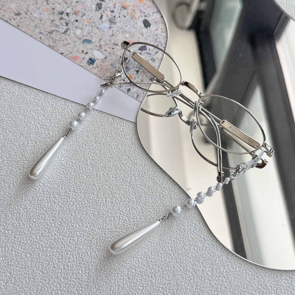 Elegant Pearl-Accented Eyewear Chain 
Maetiva