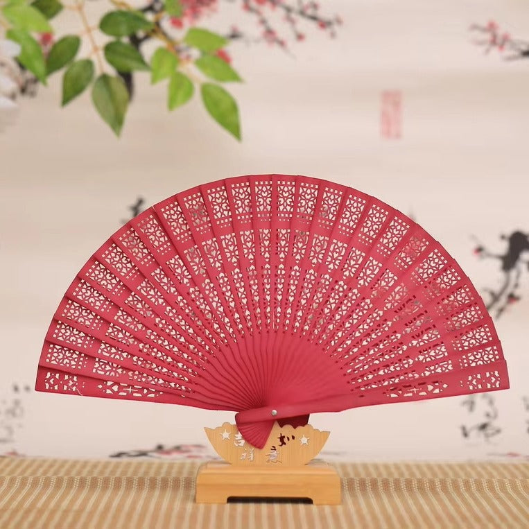 Ladies filigree fan made of high-quality material 
Maetiva