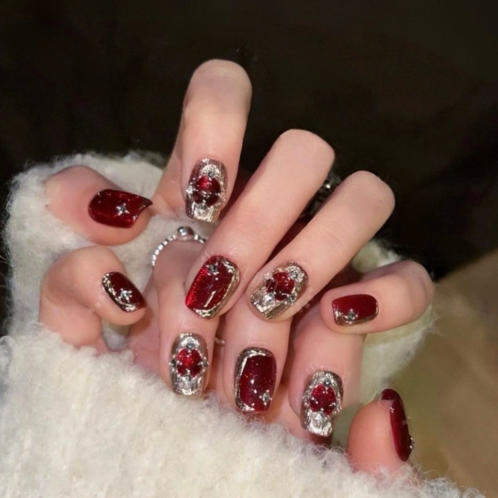 Artistic Floral-Embellished Press-On Nail Art 
Maetiva