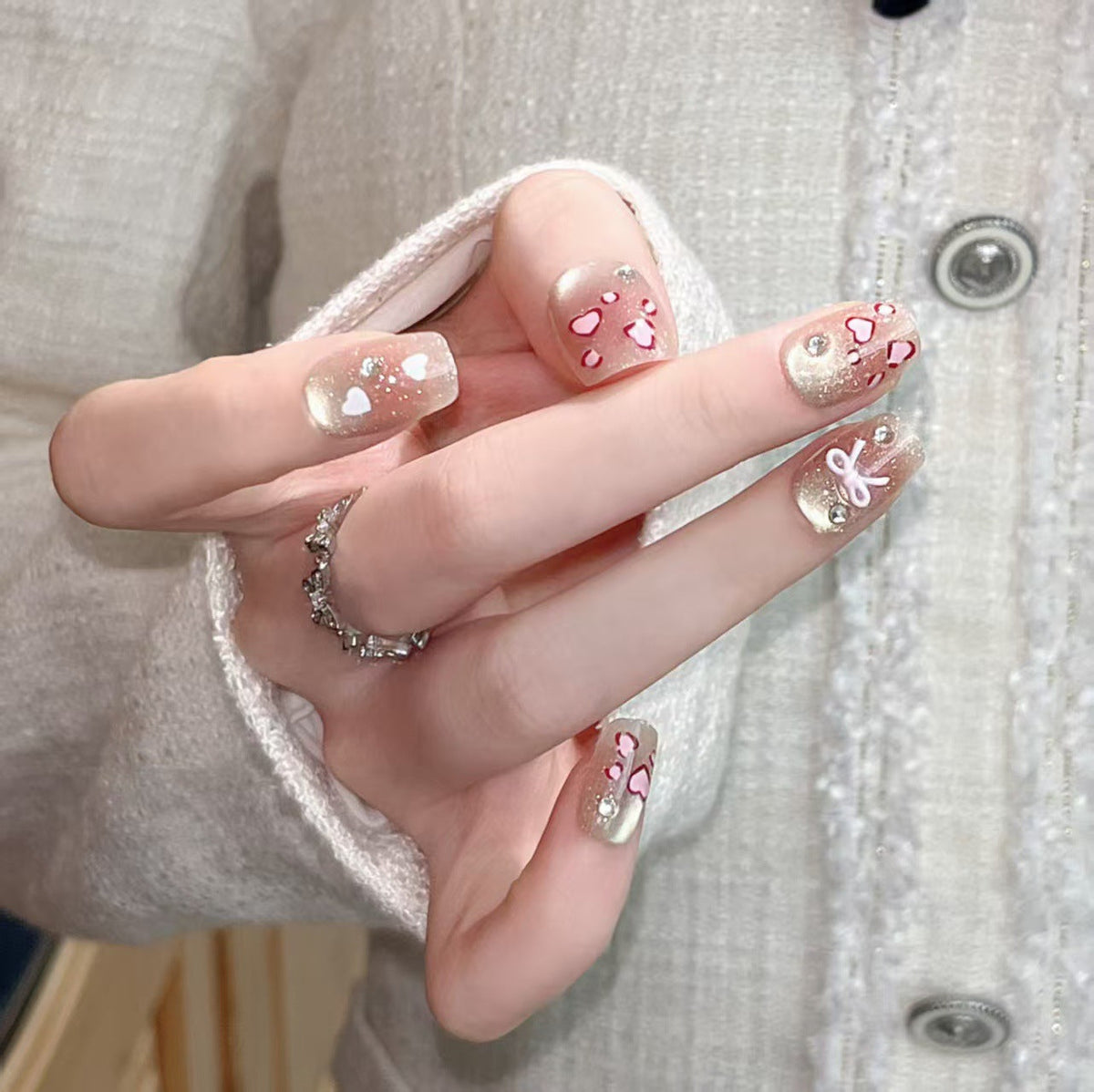 Artistic Floral-Embellished Press-On Nail Art 
Maetiva