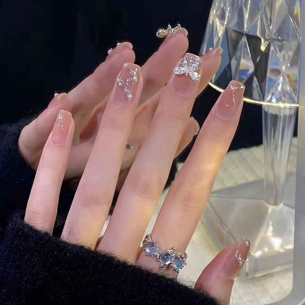 Artificial nails with heart design and glitter accents 
Maetiva