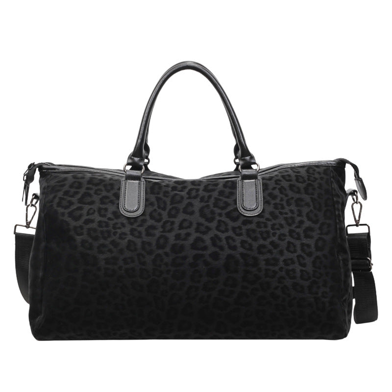 Fashionable travel bag with comfortable carrying handles 
Maetiva