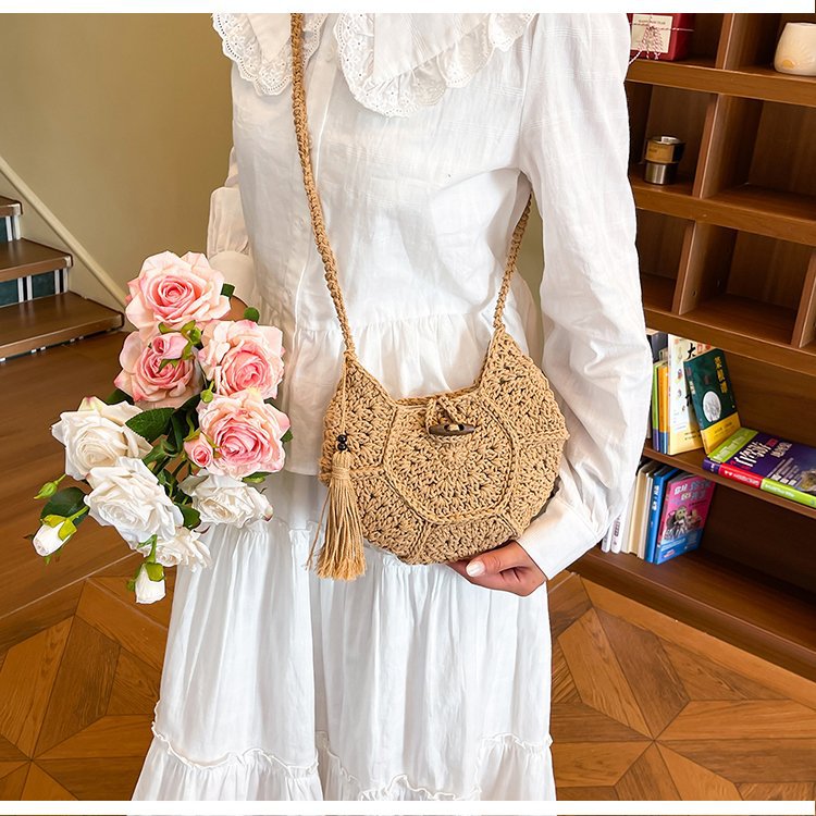Hand-knotted shoulder bag with tassels 
Maetiva