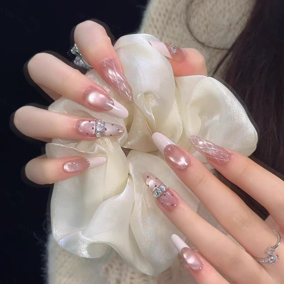 Artistic Floral-Embellished Press-On Nail Art 
Maetiva