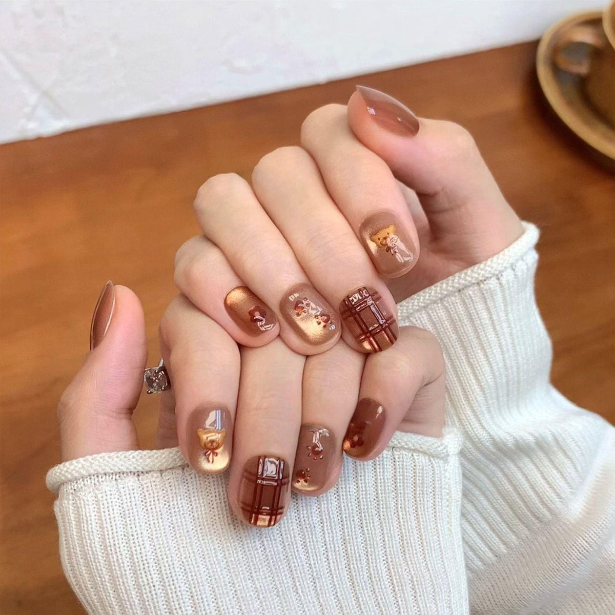Artistic Floral-Embellished Press-On Nail Art 
Maetiva