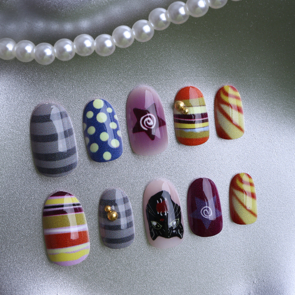 Artificial nails with creative patterns and unique details 
Maetiva