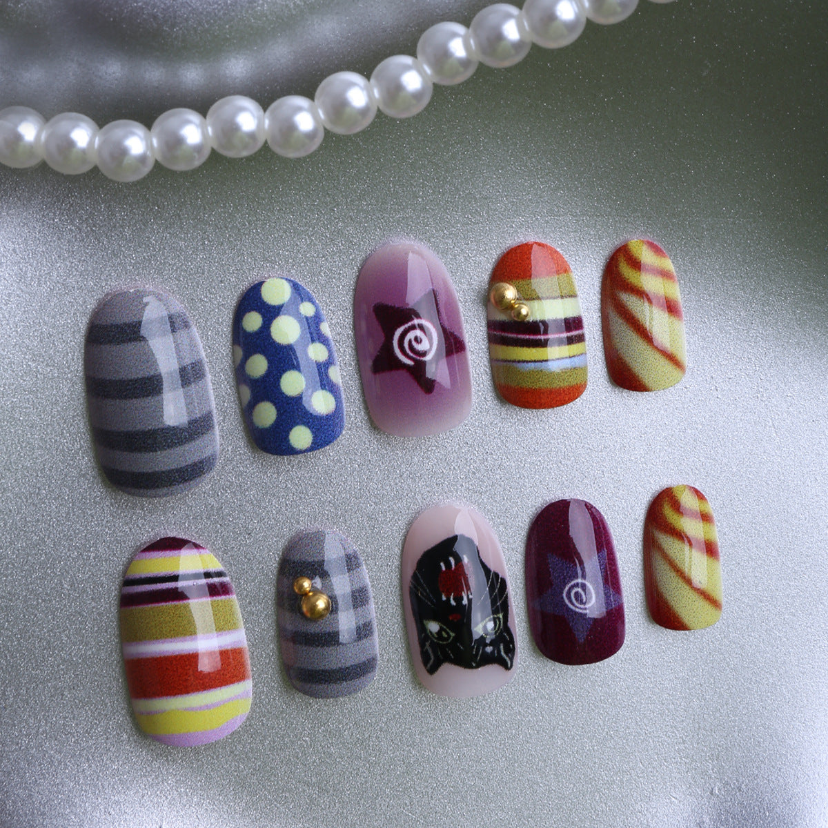 Artificial nails with creative patterns and unique details 
Maetiva