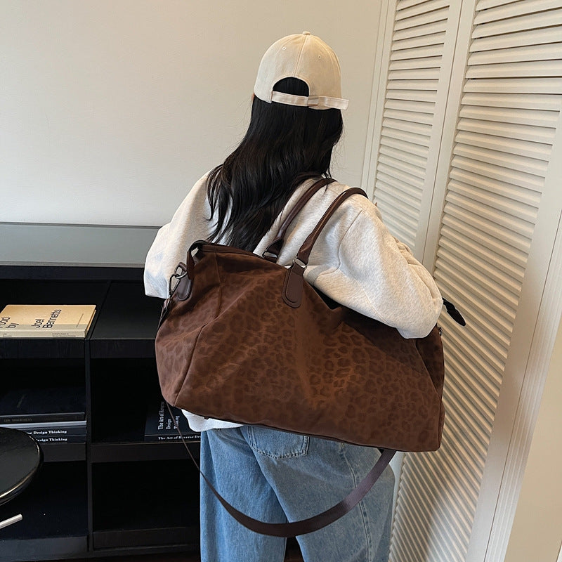 Fashionable travel bag with comfortable carrying handles 
Maetiva